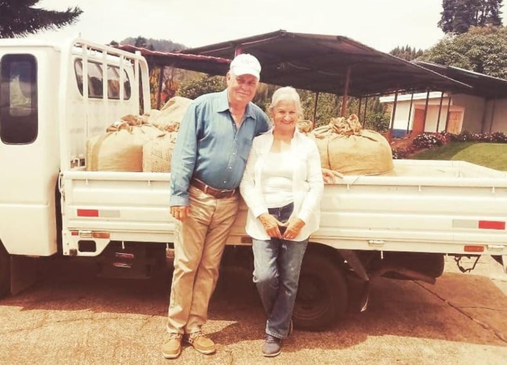 Fundadores de Finca Café Doña Daisy junto al camión de cosecha y sacos de café